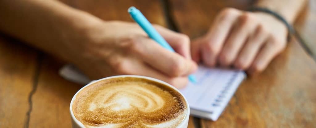 Rauchstopp Notizen - handschriftlich mit einer Tasse Kaffee - Foto
