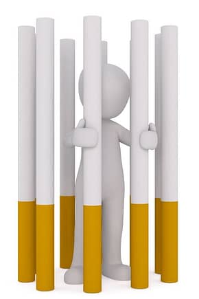 Rauchstopp - Figur gefangen im Zigarettengefängnis