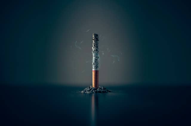 Der Suchtraucher – glimmende Zigarette 