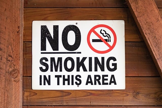 Raucherentwöhnung Stoppschild - Symbolbild Rauchverbot
