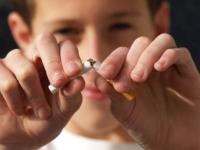 Hypnose Eberswalde - Kind zerbricht Zigarette als Symbol für die Raucherentwöhnung