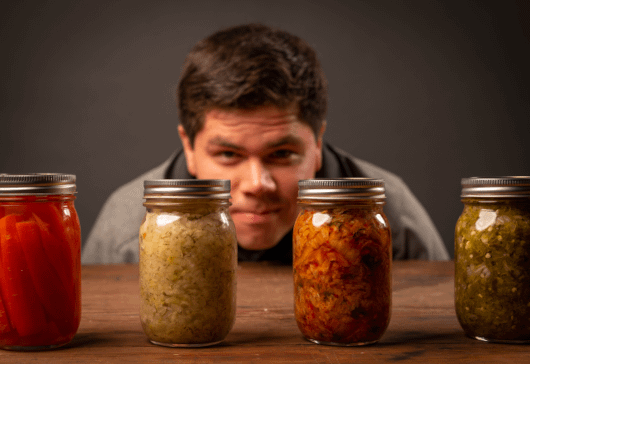 Verdauung und Sauerkraut - 4 Gläser mit fermentierten Lebensmitteln 
