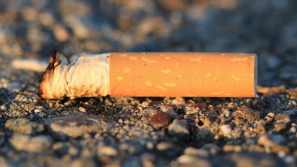 Rauchstopp Jetzt - Zigarettenstummel als Symbol