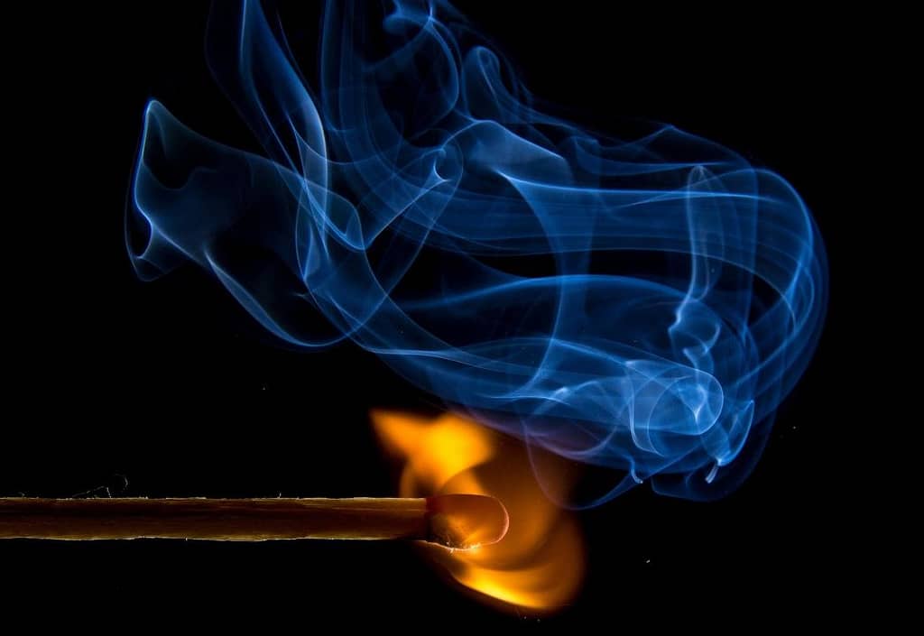 Raucherkarriere - brennendes Streichholz