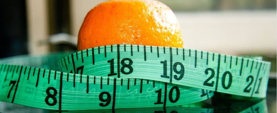 Gewichtsreduktion Brandenburg - Maßband mit Orange als Symbol