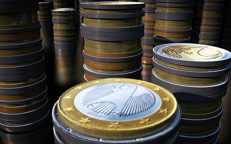 Raucher bleiben - Euromünzen als Symbol für den Preis der zu zahlen ist