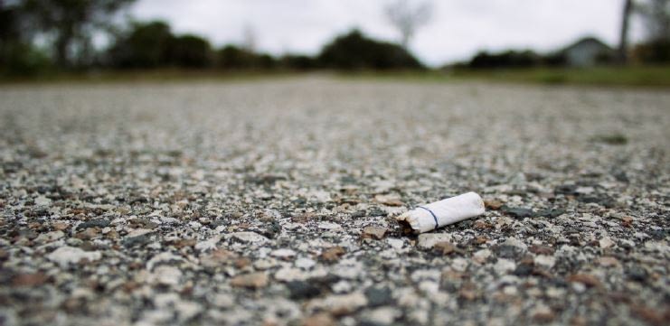 Raucherentwoehnung Nichtraucher Hypnose - Kippe auf der Strasse